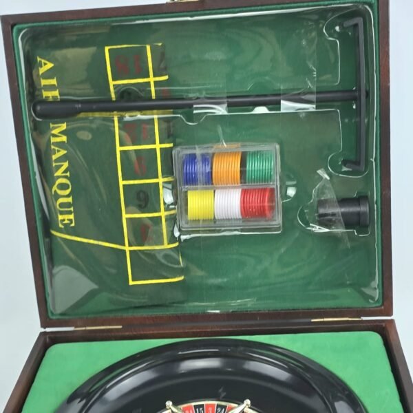 Lote # 31 Caja con ruleta, paño, fichas y accesorios - Imagen 2