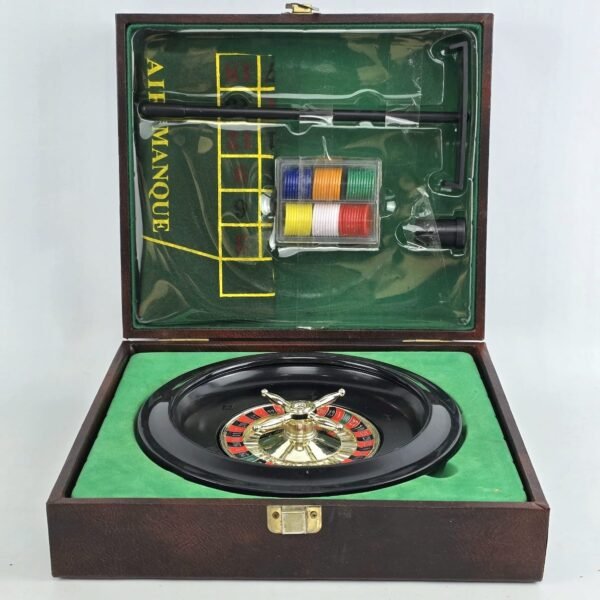 Lote # 31 Caja con ruleta, paño, fichas y accesorios - Imagen 3