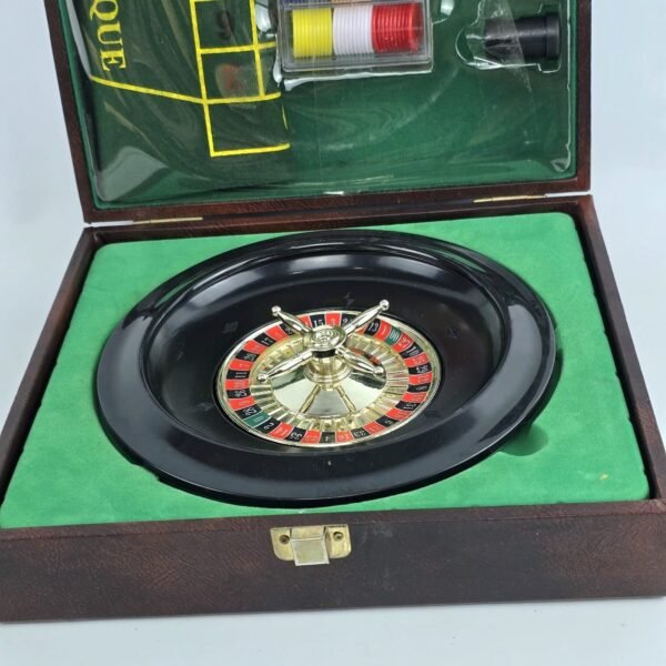 Lote # 31 Caja con ruleta, paño, fichas y accesorios - Imagen 4