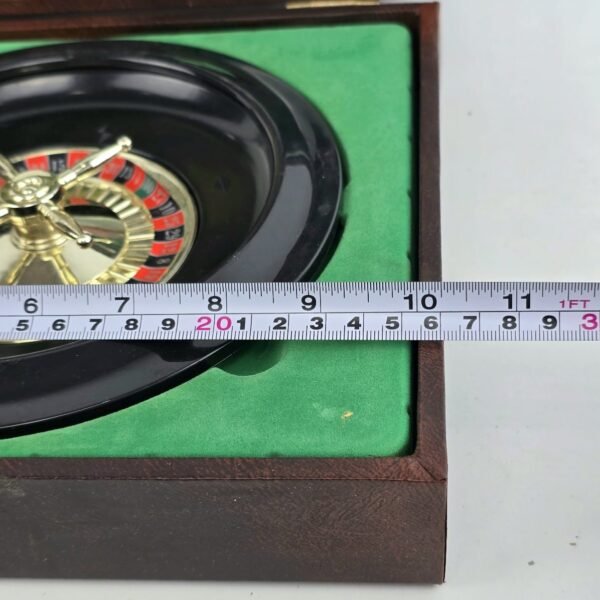 Lote # 31 Caja con ruleta, paño, fichas y accesorios - Imagen 5