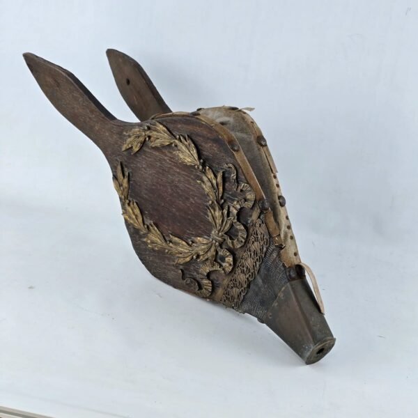 Lote # 43 Fuelle en madera y cuero, con aplique en bronce