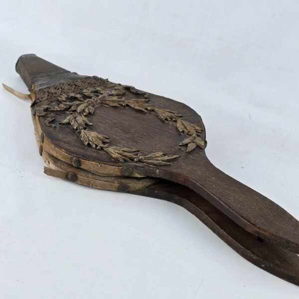 Lote # 43 Fuelle en madera y cuero, con aplique en bronce - Imagen 5