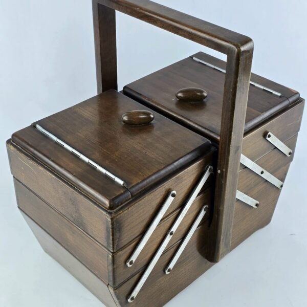 Lote # 47 Costurero europeo, con accesorios - Imagen 2