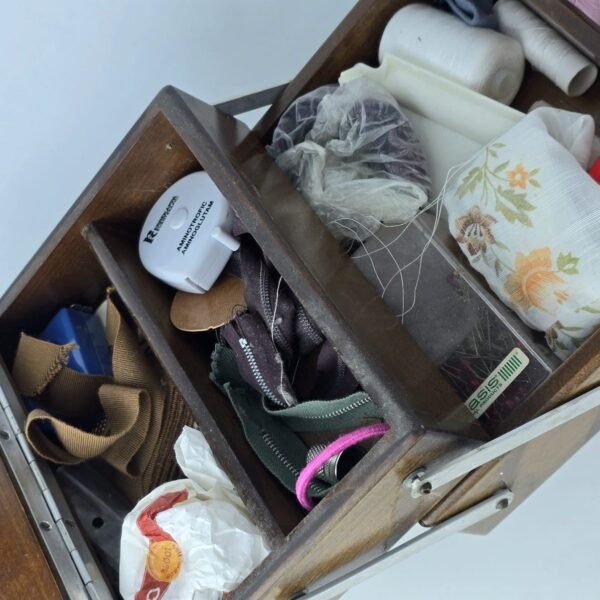 Lote # 47 Costurero europeo, con accesorios - Imagen 7