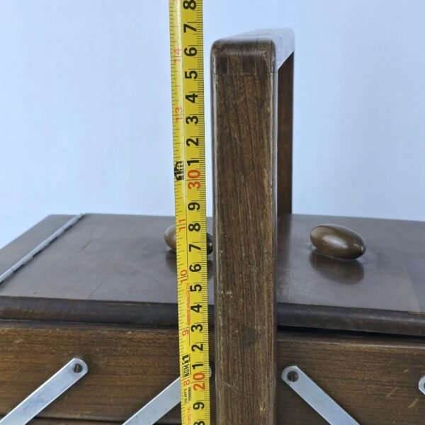 Lote # 47 Costurero europeo, con accesorios - Imagen 8