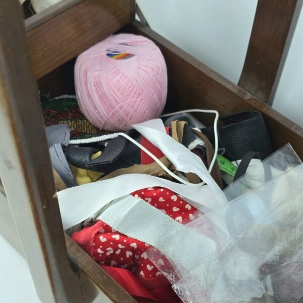 Lote # 47 Costurero europeo, con accesorios - Imagen 10