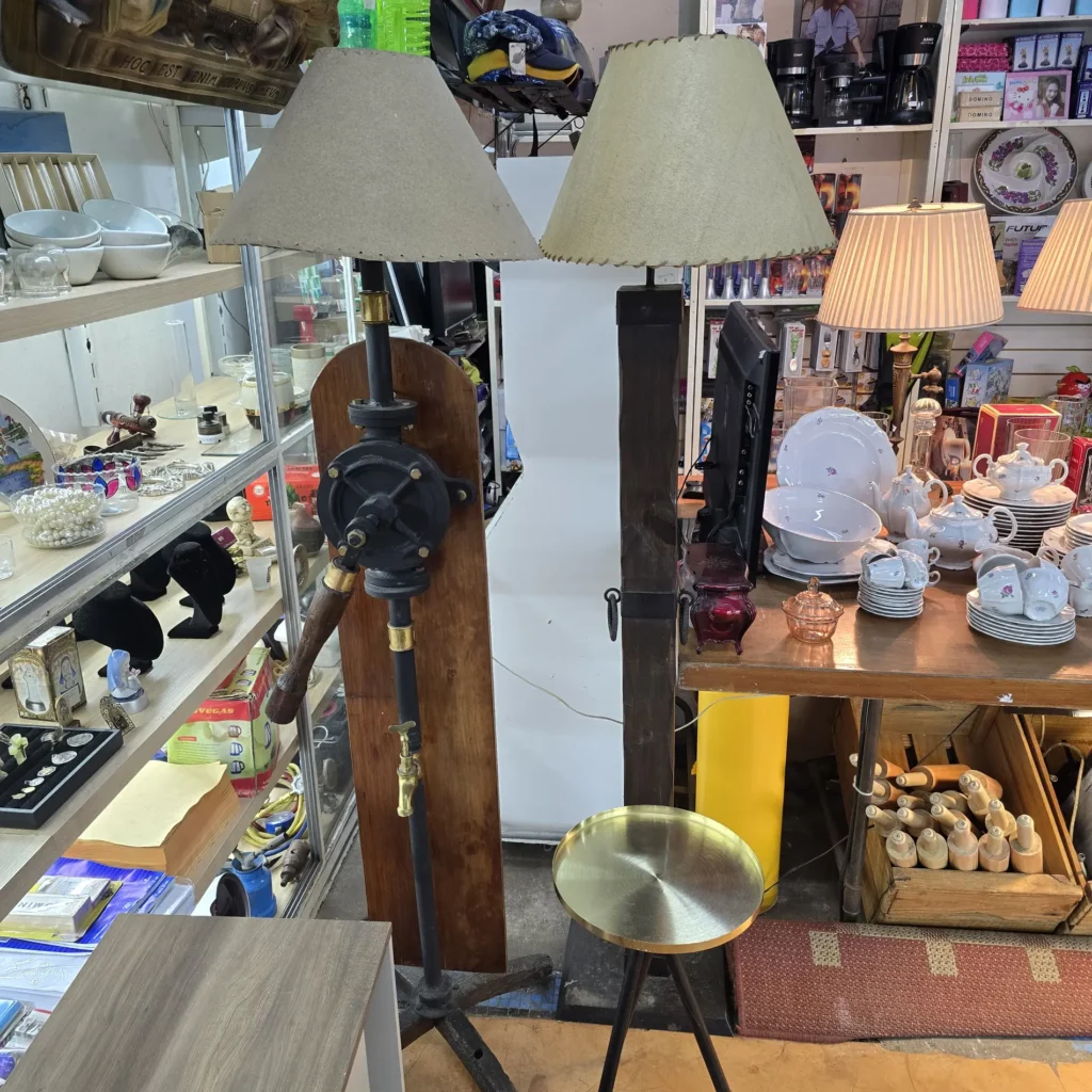 Lámparas de pie y vajilla en una tienda de antigüedades. by Remates Narvaja