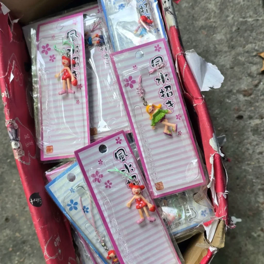 Caja llena de llaveros de muñecas estilo japonés empaquetados individualmente con diseño de flores de cerezo. by Remates Narvaja