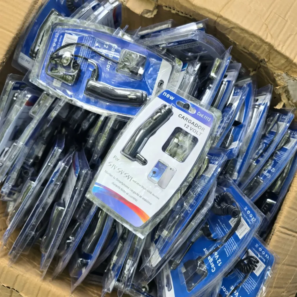 Caja con múltiples cargadores de coche de 12 voltios para smartphones. by Remates Narvaja