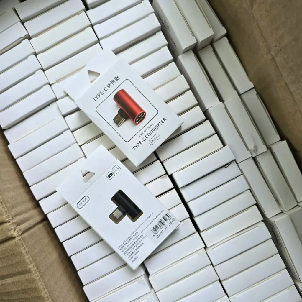 Cajas blancas con adaptadores Type-C para audio y carga, en grandes cantidades. by Remates Narvaja