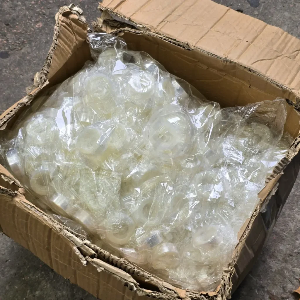 Caja de cartón llena de rollos de cinta adhesiva transparente envueltos individualmente. by Remates Narvaja