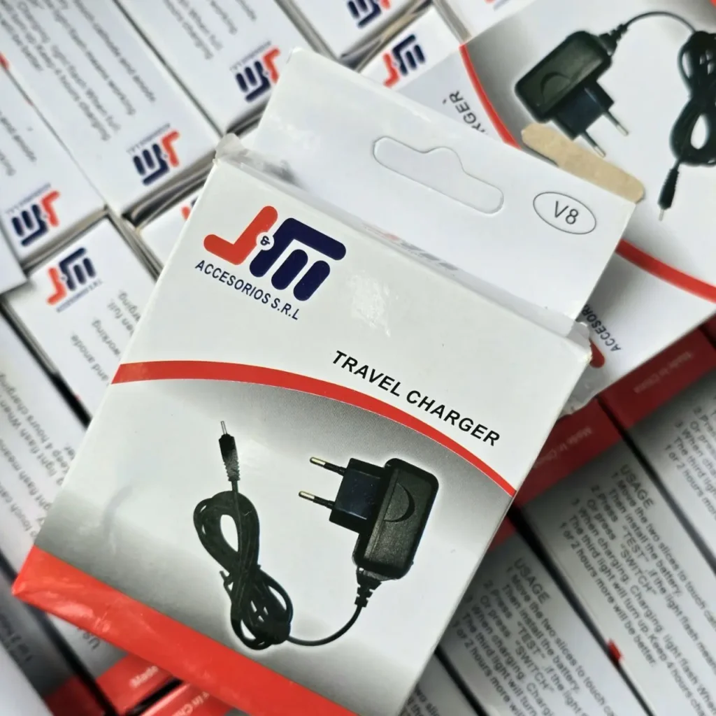 Cargador de viaje J&M Accesorios S.R.L. V8 en su empaque. by Remates Narvaja