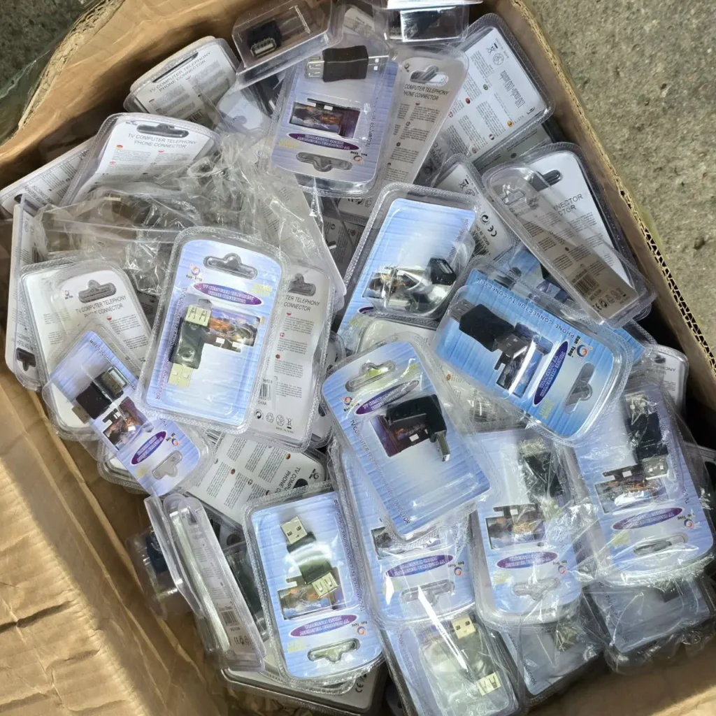 Caja llena de conectores y adaptadores electrónicos para TV, computadora y teléfono. by Remates Narvaja