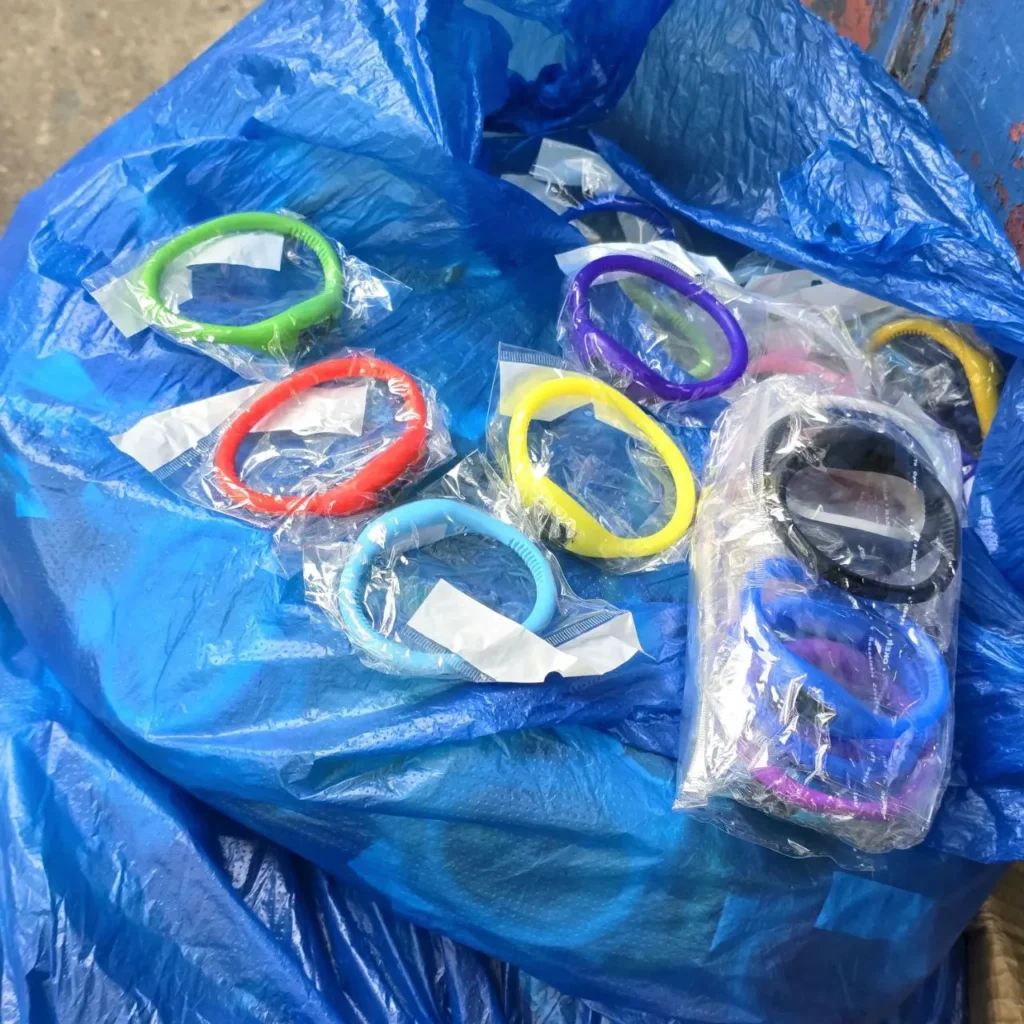 Pulseras de silicona de colores variados empaquetadas en una bolsa azul. by Remates Narvaja