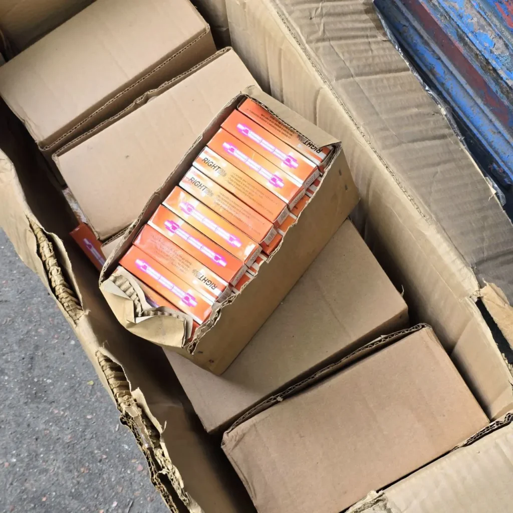 Caja de cartón abierta con pruebas de embarazo RIGHT. by Remates Narvaja