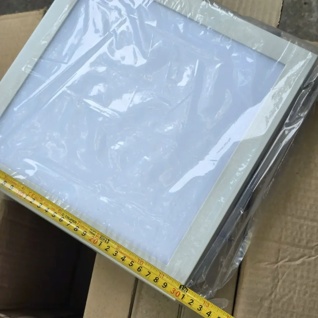 Panel LED blanco Truper empaquetado con cinta métrica. by Remates Narvaja