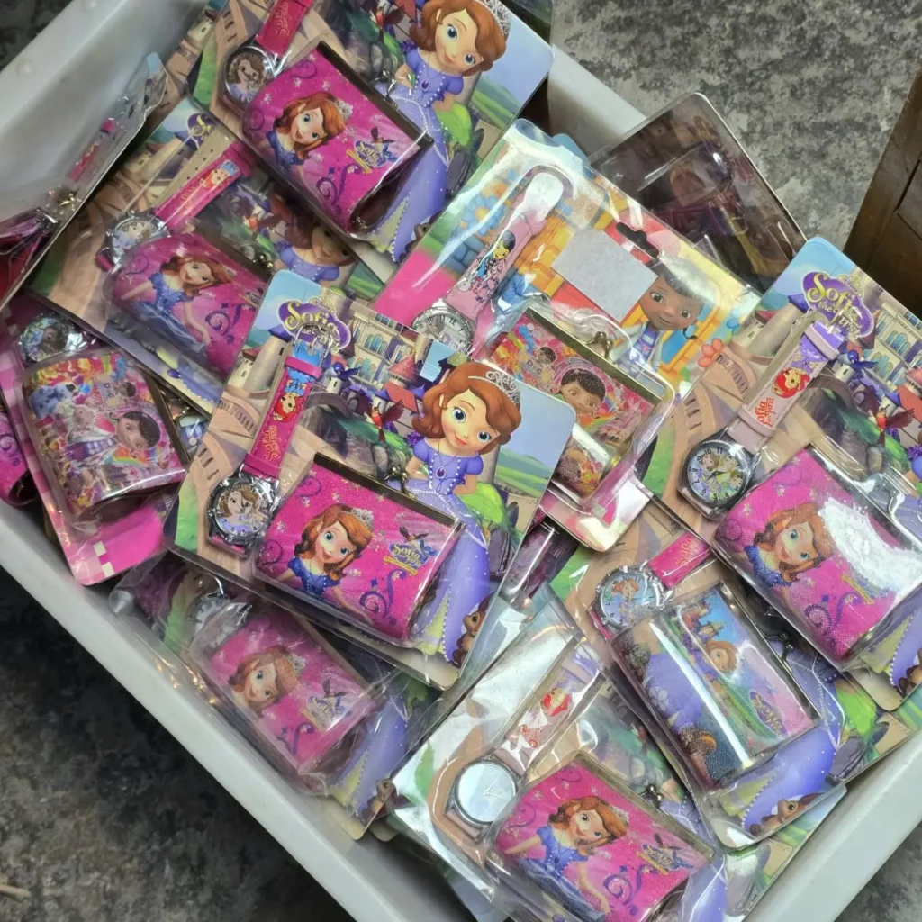 Pila de relojes y carteras de la Princesa Sofía para niños. by Remates Narvaja