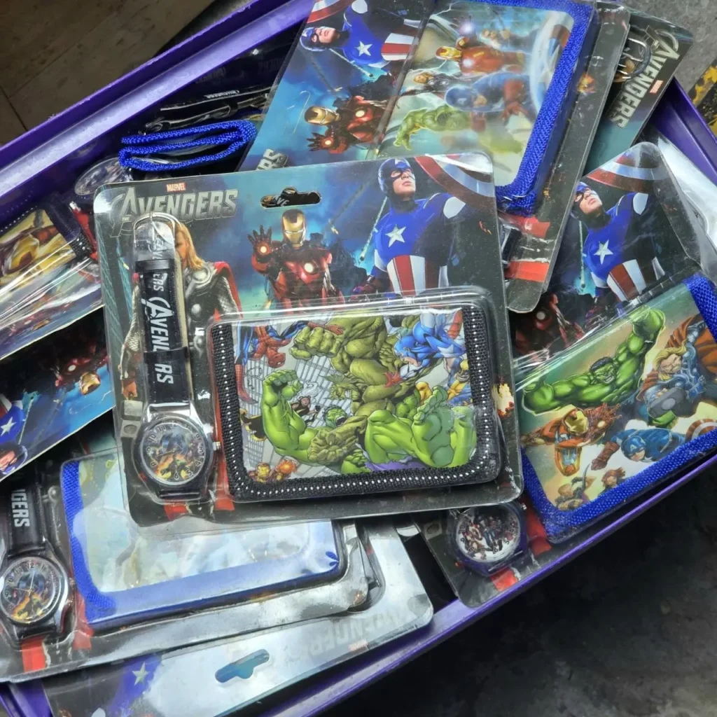 Caja llena de mercancía nueva de Los Vengadores, incluyendo relojes y carteras. by Remates Narvaja