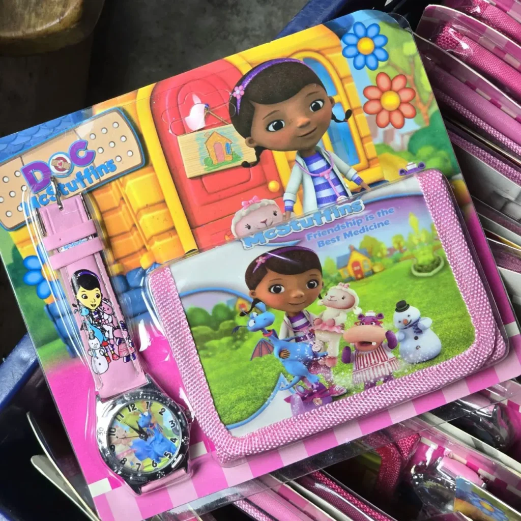 Juego de reloj y cartera rosa de Doc McStuffins para niños. by Remates Narvaja