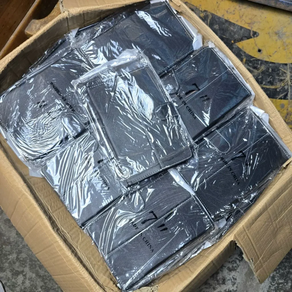 Caja con fundas negras de piel sintética de 7 pulgadas, empaquetadas individualmente. by Remates Narvaja