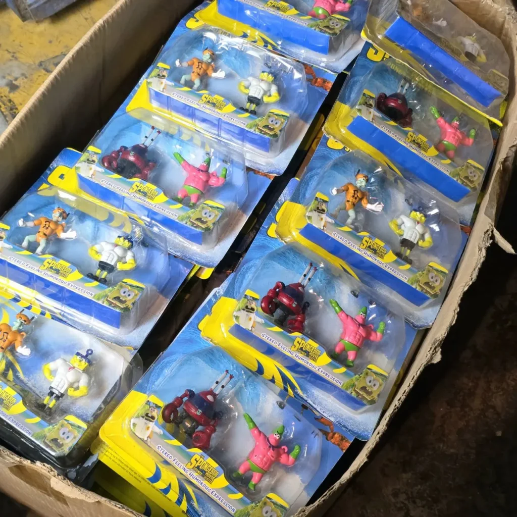 Caja llena de figuras de acción de Bob Esponja, Patricio y Don Cangrejo en sus empaques "Stereo Feeling Humorous Expression by Remates Narvaja