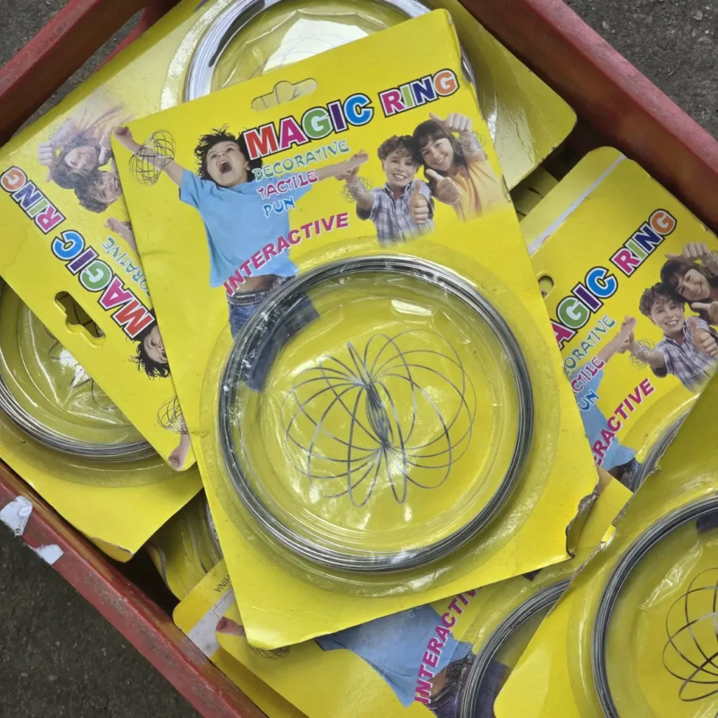 Juguetes Magic Ring (anillos de flujo) en empaques amarillos con niños. by Remates Narvaja
