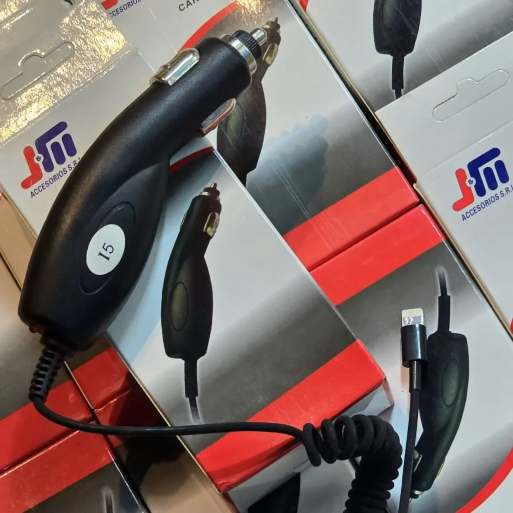 Cargador de auto negro con conector Lightning. by Remates Narvaja