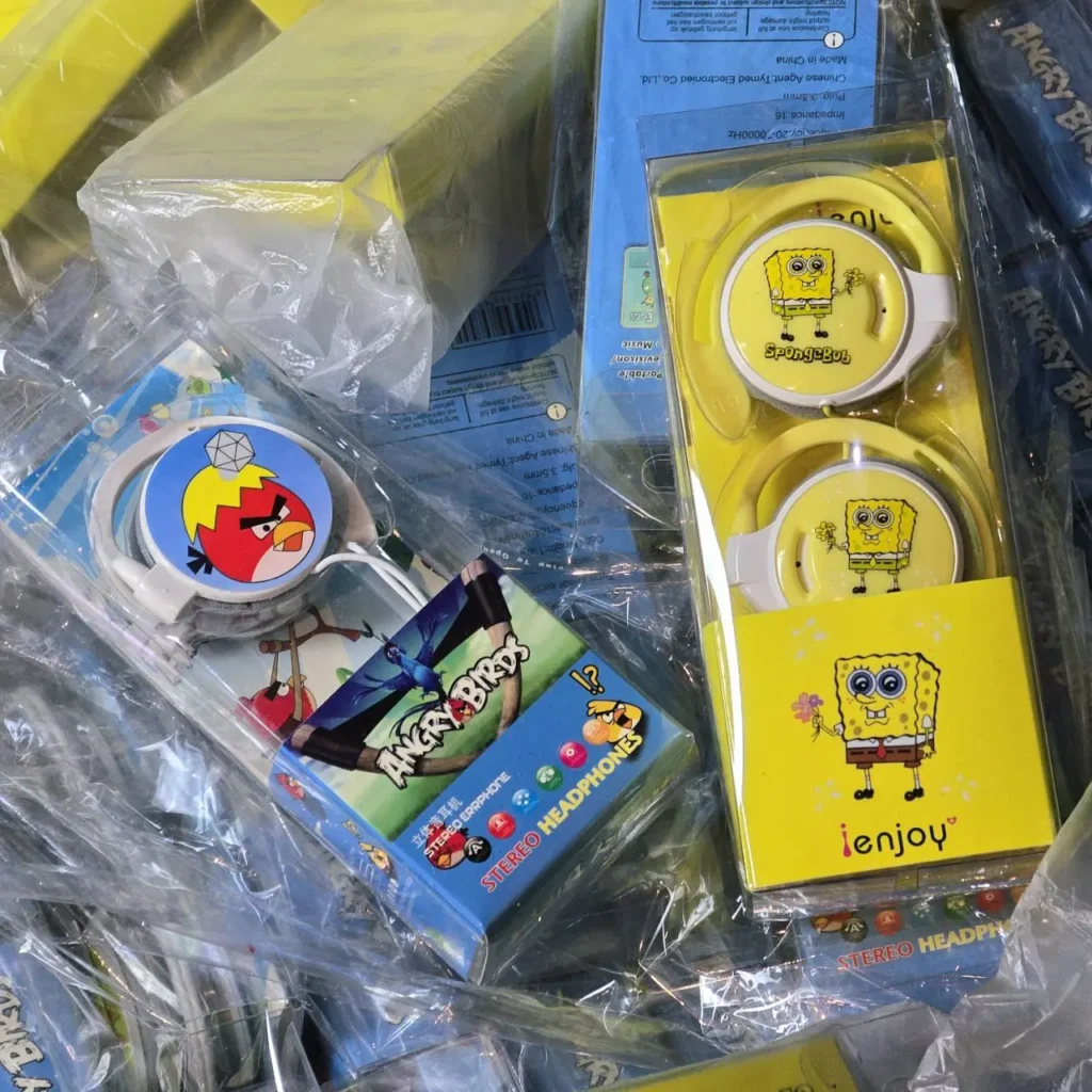 Auriculares estéreo infantiles de Bob Esponja y Angry Birds empaquetados. by Remates Narvaja