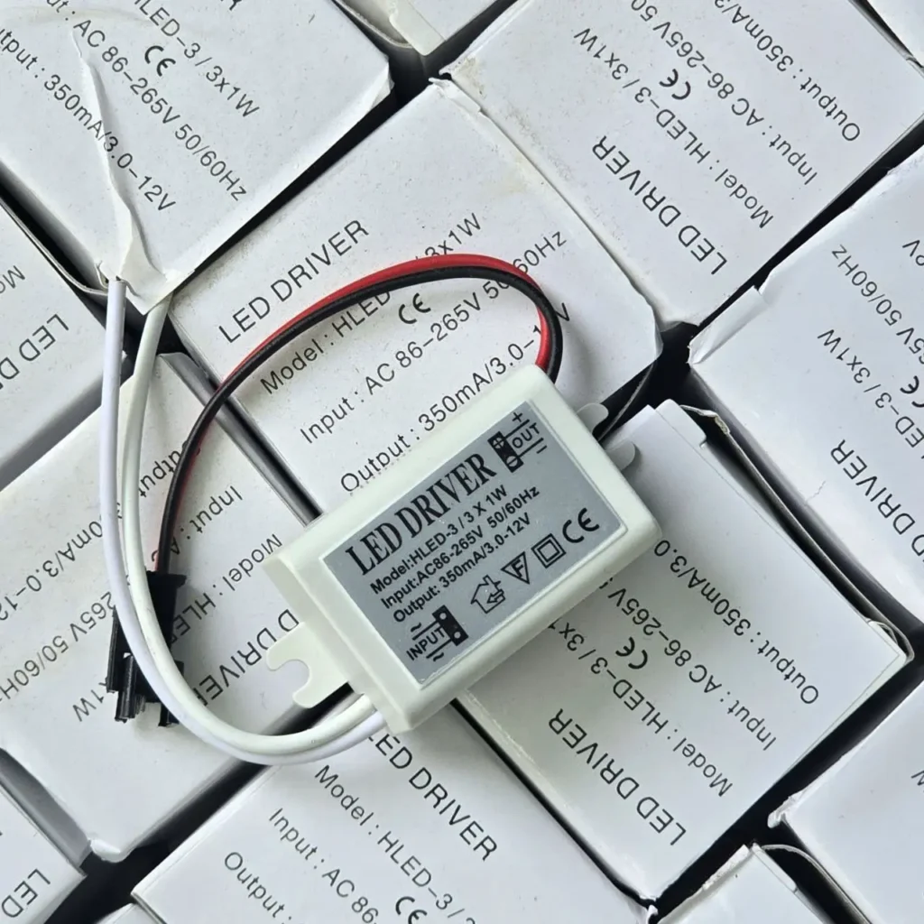 Controlador LED HLED-3 / 3x1W sobre una pila de cajas de producto. by Remates Narvaja