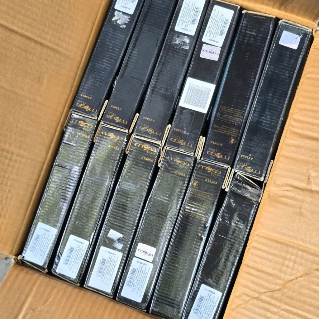 Caja de cartón llena de cajas de productos negros Mega Sonic AT389A. by Remates Narvaja