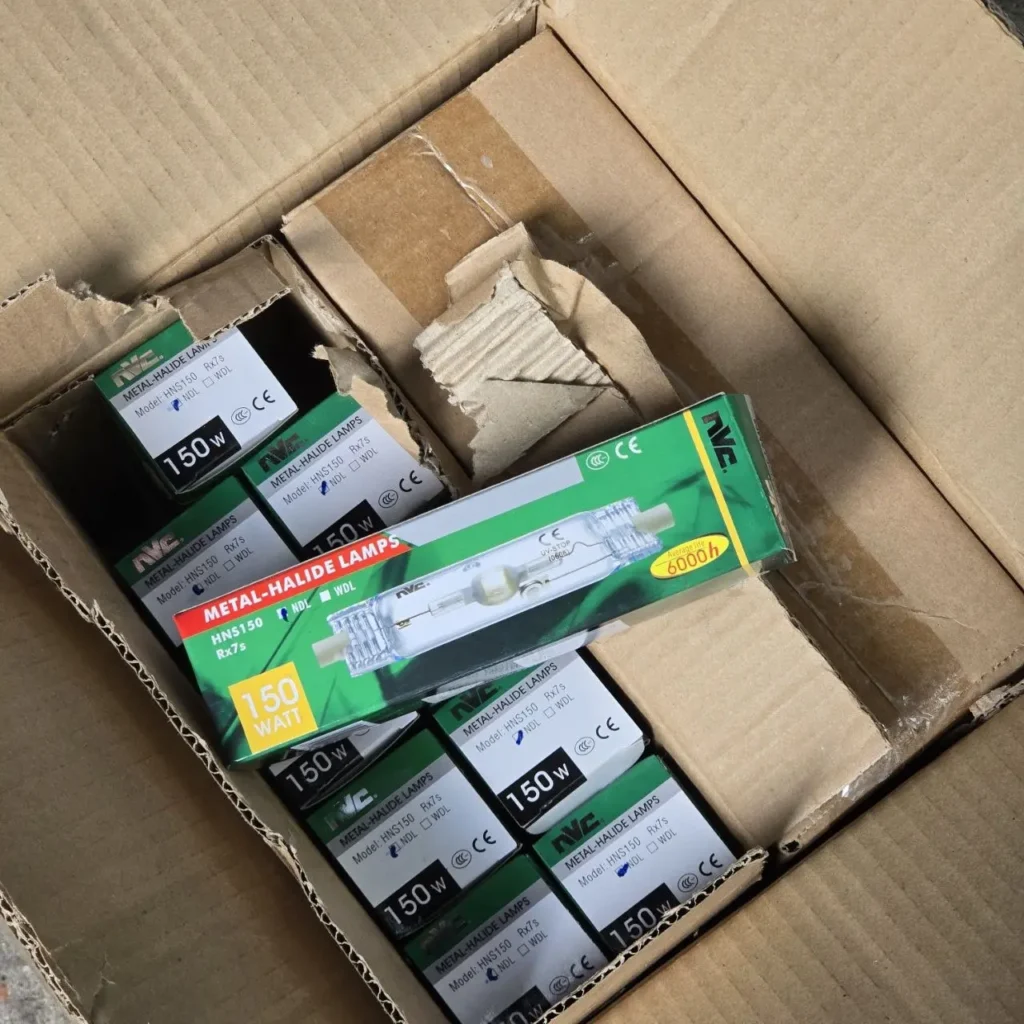 Caja abierta con lámparas de halogenuros metálicos NVC de 150W modelo HNS150 Rx7s. by Remates Narvaja