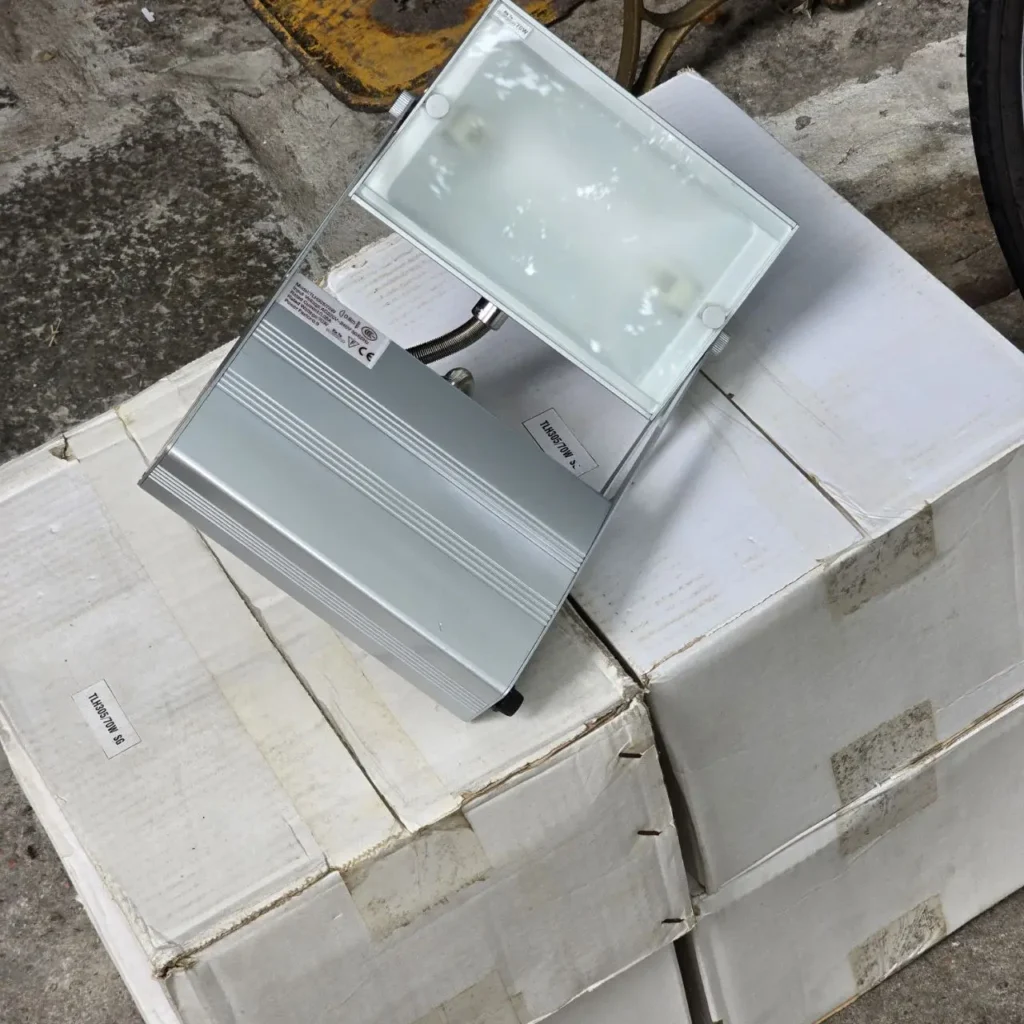 Foco LED rectangular plateado de 70W sobre cajas. by Remates Narvaja