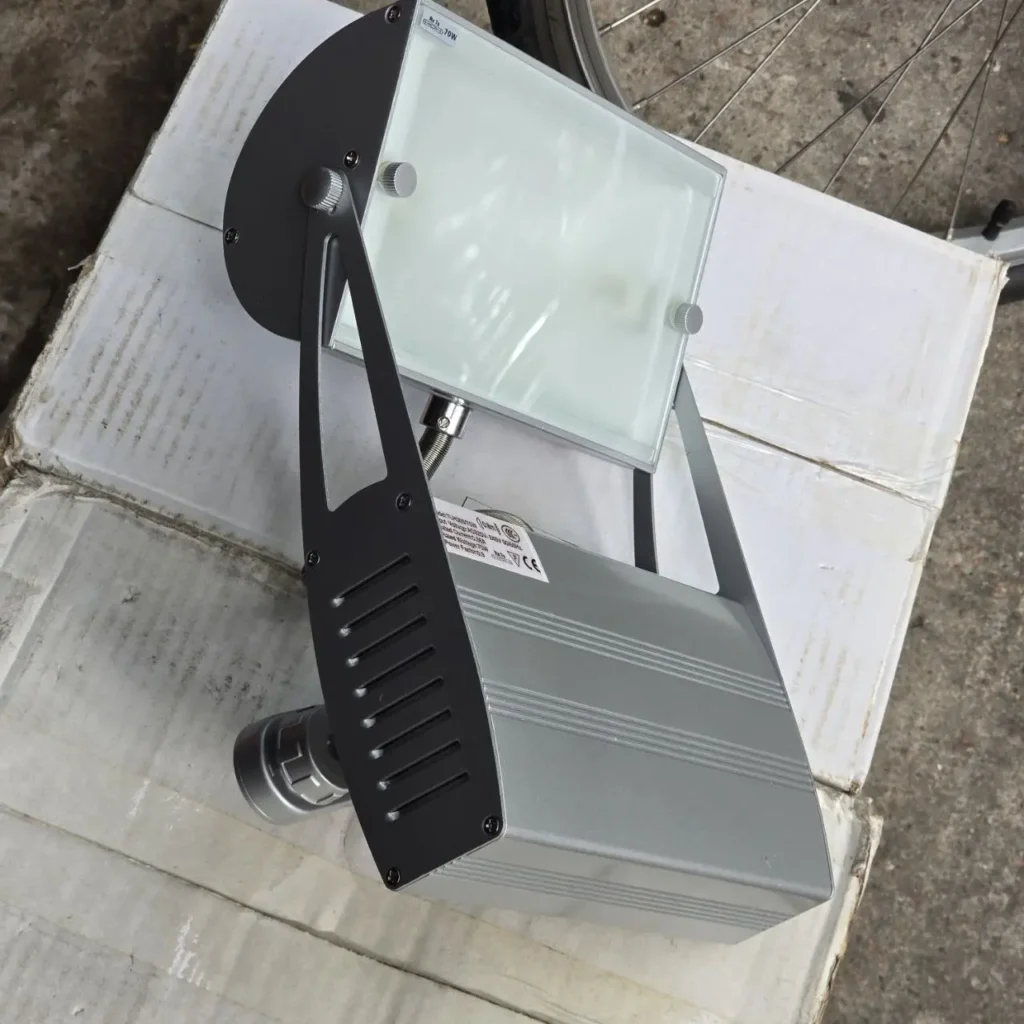 Foco LED exterior de 70W gris con soporte ajustable. by Remates Narvaja