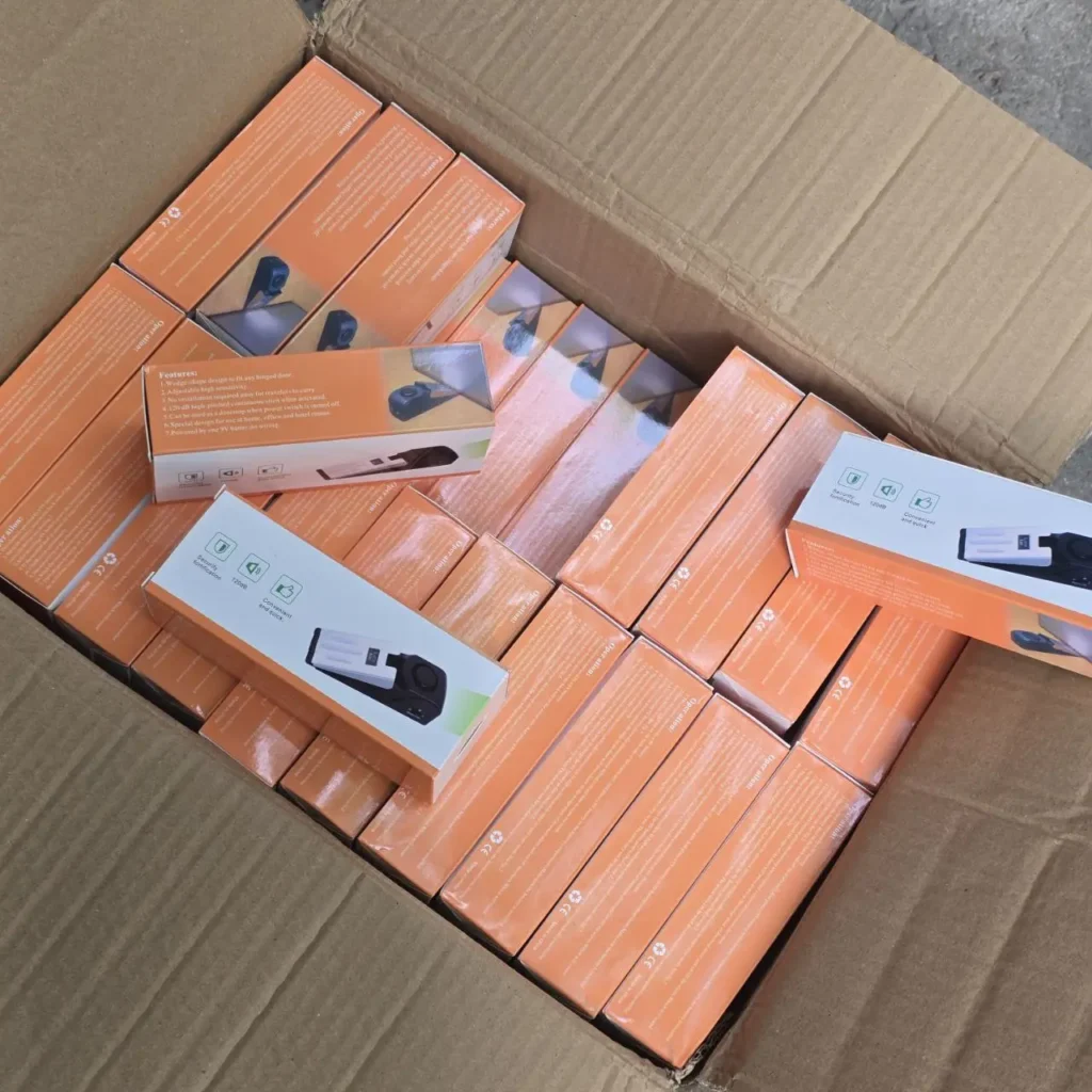 Caja con múltiples alarmas de tope de puerta de seguridad en embalaje naranja. by Remates Narvaja