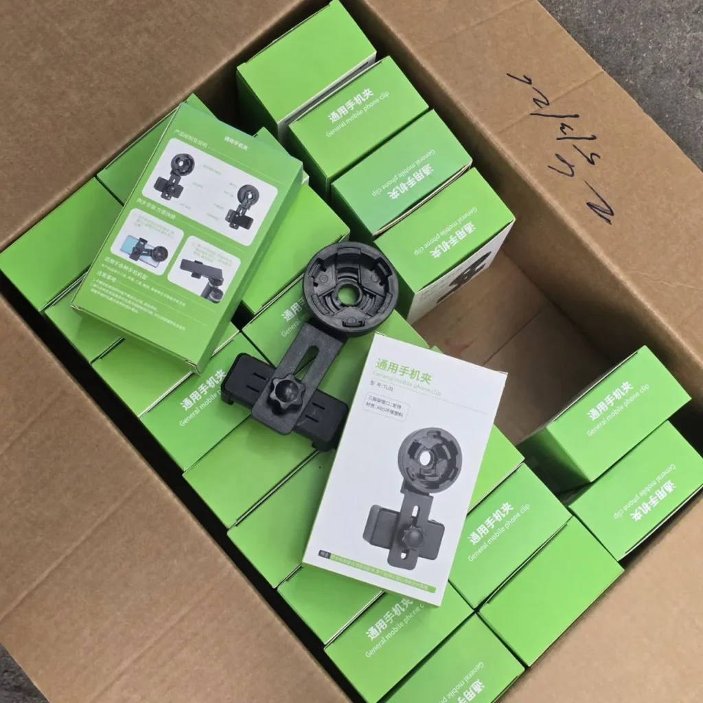 Caja de envío con múltiples clips universales para teléfono móvil en embalaje verde. by Remates Narvaja