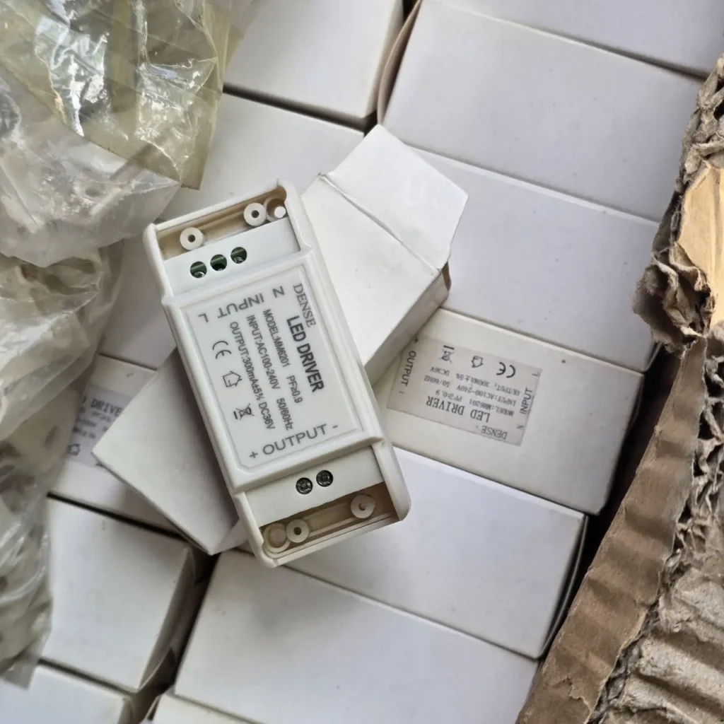 Controlador LED DENSE MM6201 blanco con especificaciones, en un lote de cajas. by Remates Narvaja