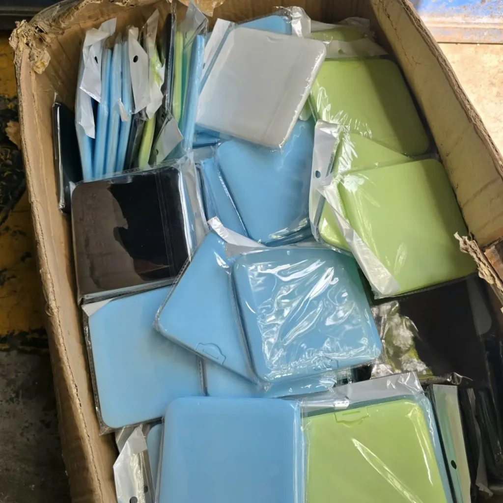 Caja con fundas de silicona para smartphone en varios colores (azul, verde, negro, blanco) empaquetadas. by Remates Narvaja