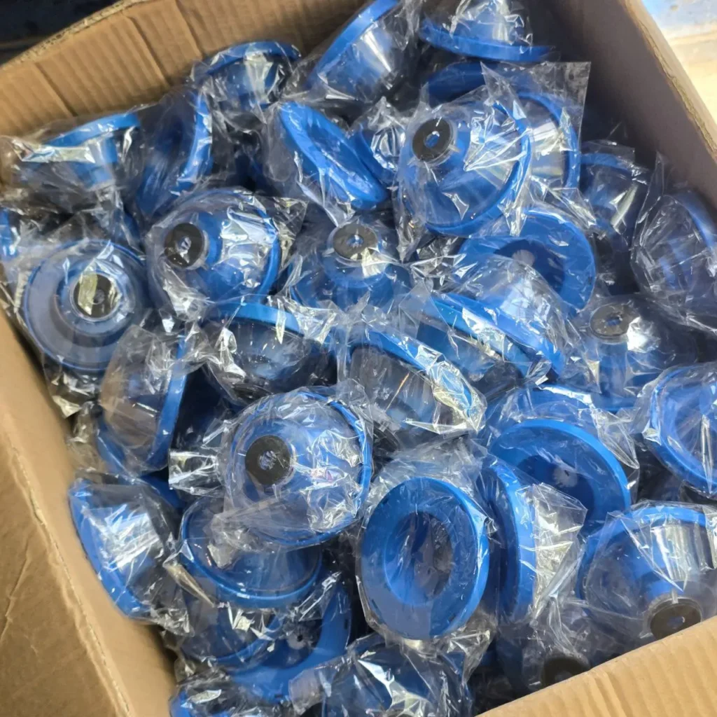 Caja llena de componentes de plástico azul, envueltos individualmente. by Remates Narvaja