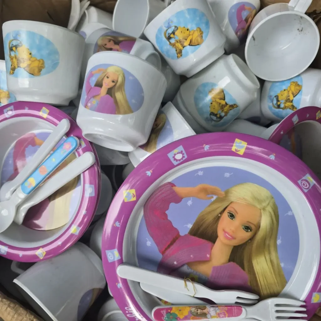 Vajilla infantil de plástico surtida con diseños de Barbie y Winnie the Pooh, incluyendo platos, tazas y cubiertos. by Remates Narvaja
