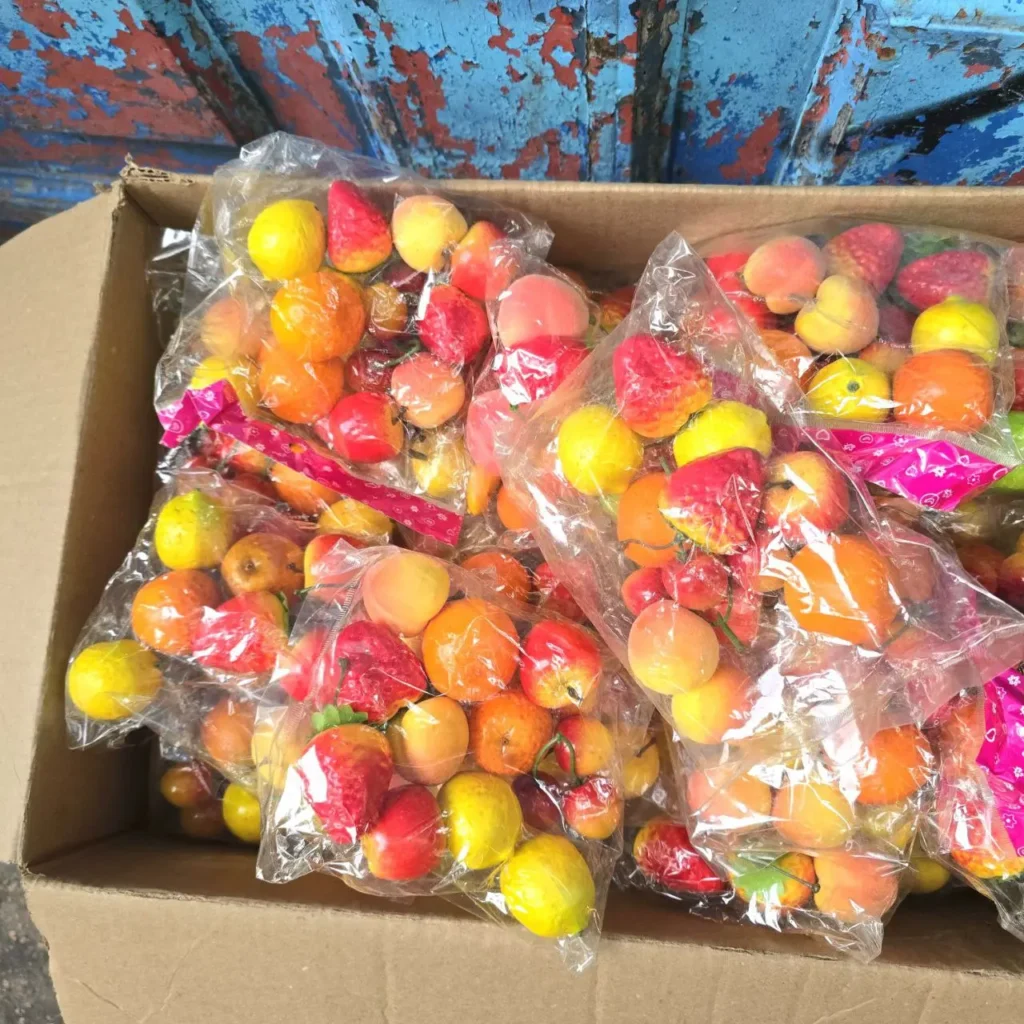 Caja con frutas artificiales decorativas variadas en bolsas. by Remates Narvaja