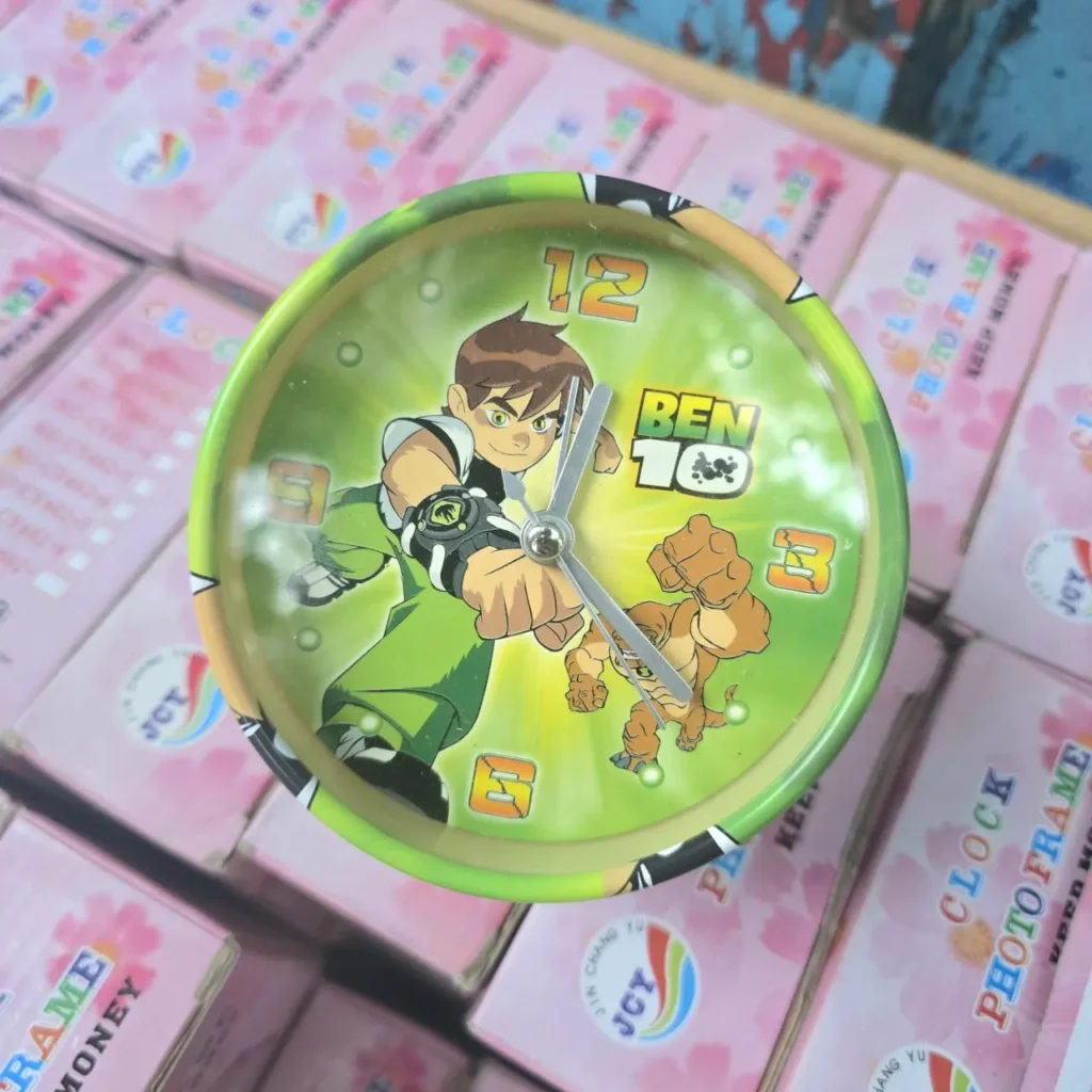 Reloj despertador Ben 10 verde con Ben Tennyson y un alienígena. by Remates Narvaja