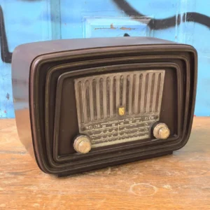 Radio antigua de baquelita marrón oscuro con dial y perillas. by Remates Narvaja