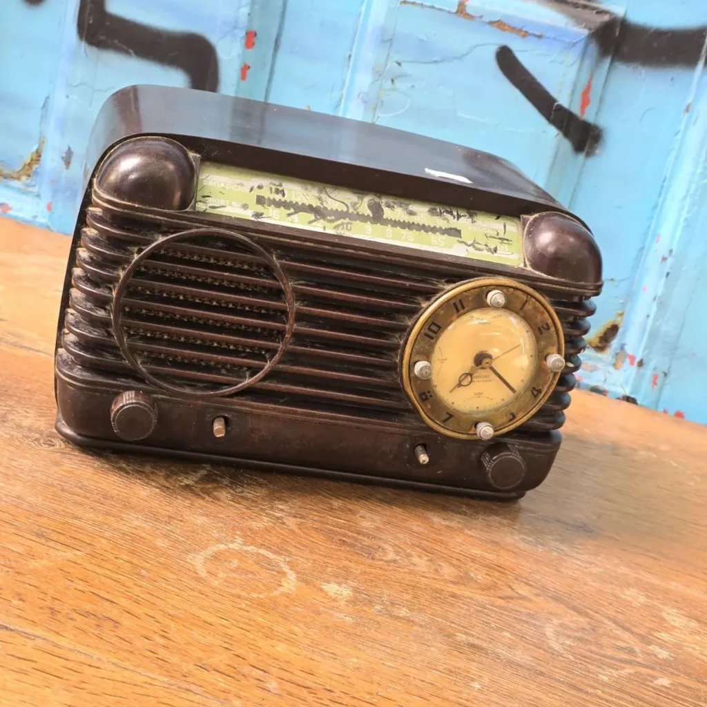 Radio vintage marrón con reloj y dial de sintonización. by Remates Narvaja