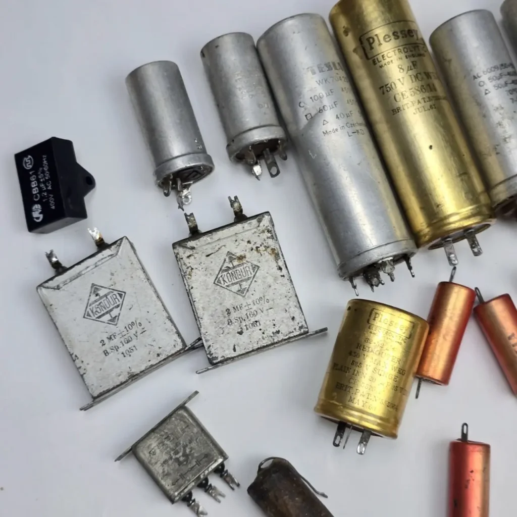 Colección de capacitores electrónicos antiguos y vintage. by Remates Narvaja