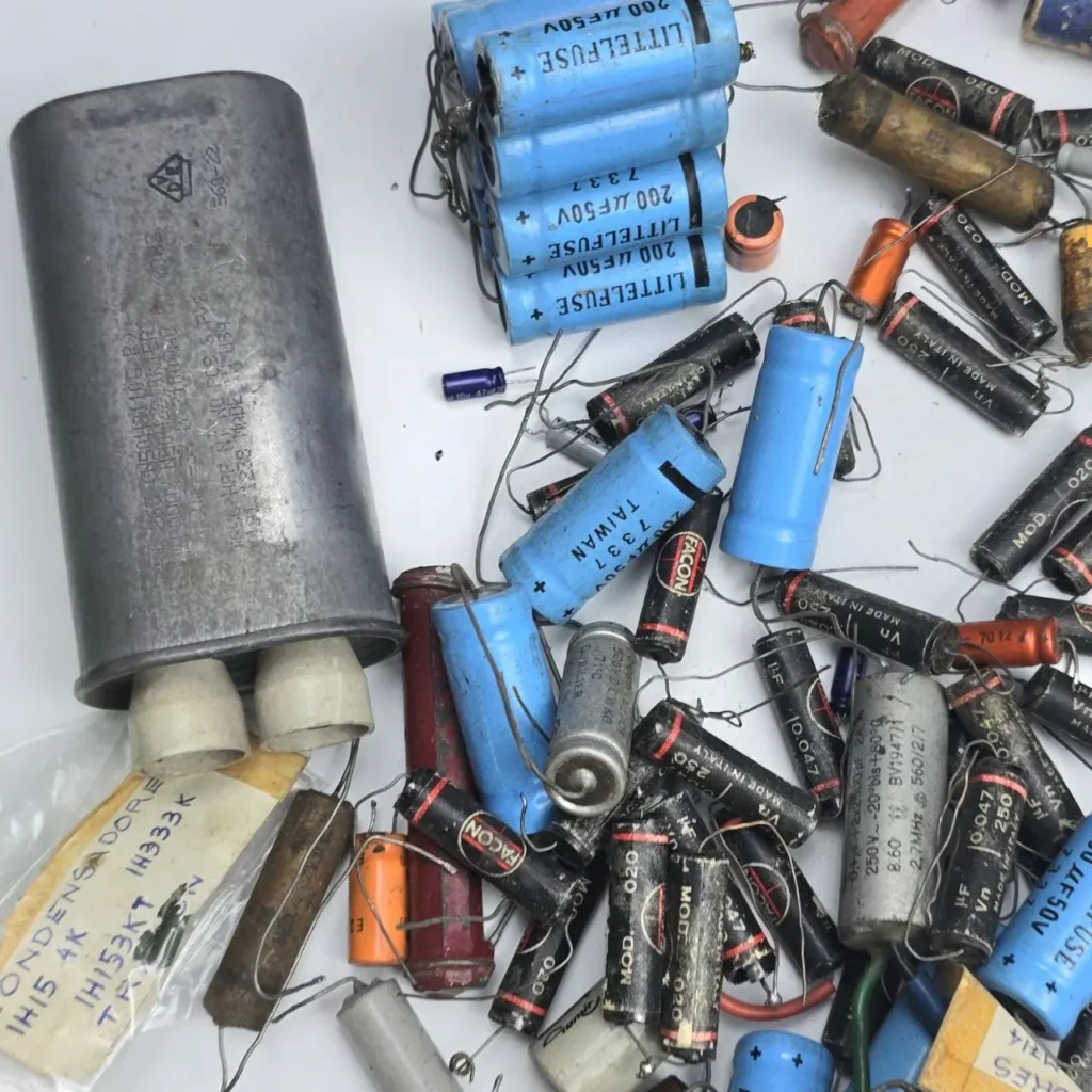 Variedad de capacitores electrónicos vintage y componentes. by Remates Narvaja