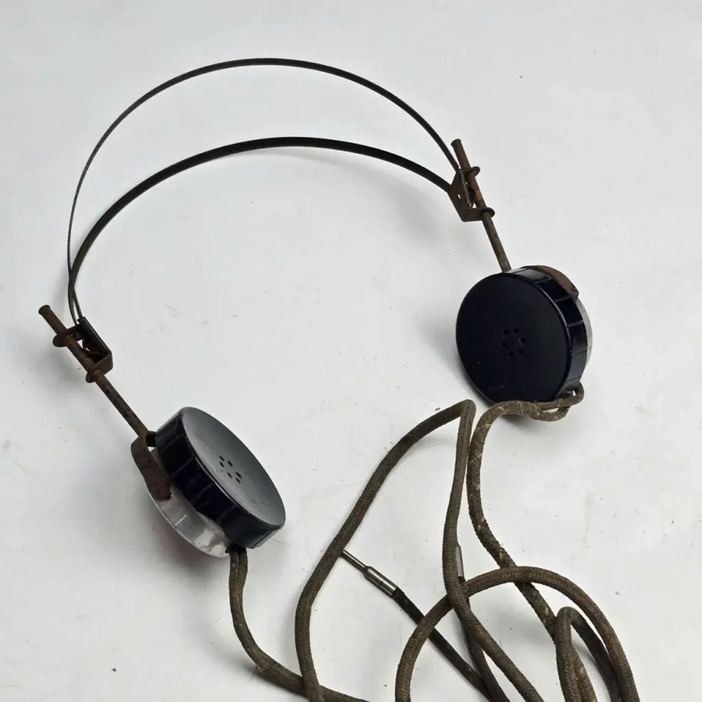 Auriculares vintage antiguos con diadema de metal, orejeras negras y cable de tela. by Remates Narvaja