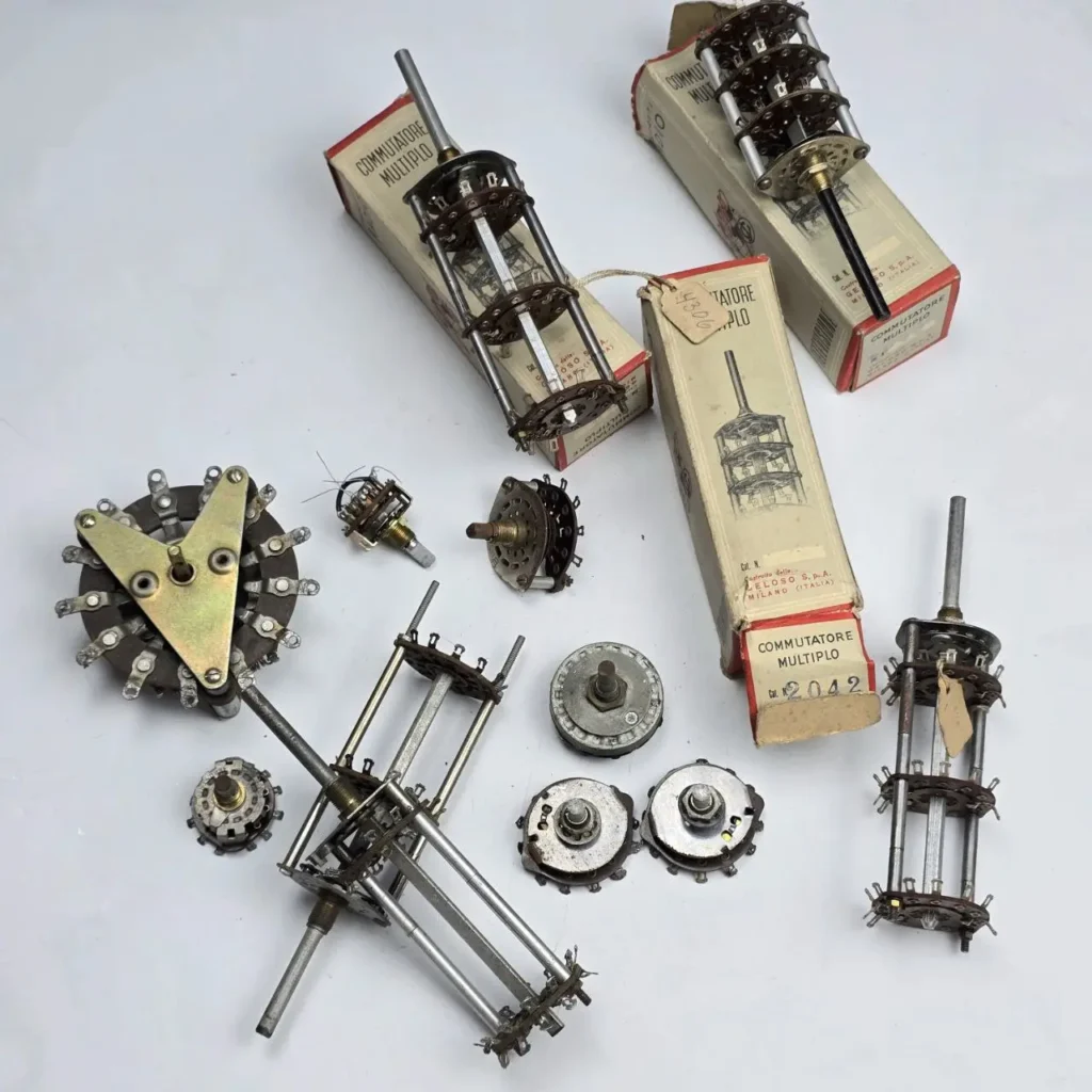Conmutadores rotativos múltiples vintage, algunos en cajas originales "Commutatore Multiplo". by Remates Narvaja