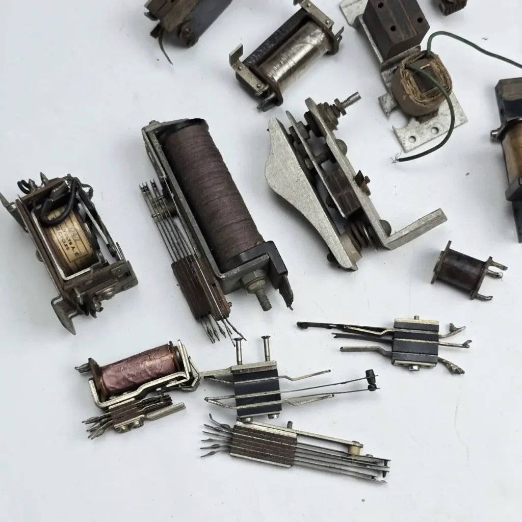 Relés eléctricos vintage y componentes electromagnéticos. by Remates Narvaja