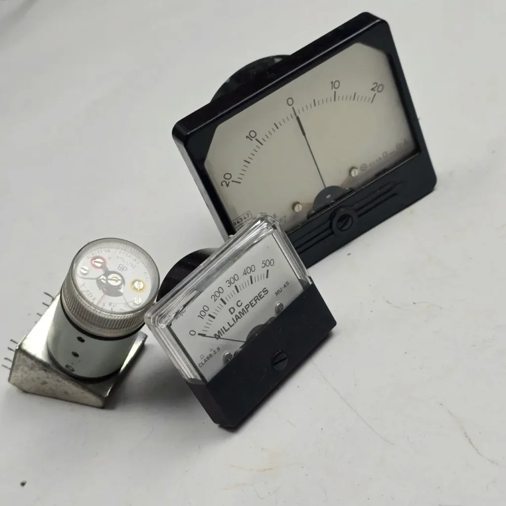 Medidores eléctricos analógicos vintage, incluyendo un miliamperímetro DC y otros instrumentos de medición. by Remates Narvaja