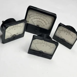 Cuatro medidores eléctricos analógicos vintage con cajas negras y diales blancos. by Remates Narvaja